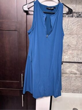 Sleeveless Blue Zip-Notch Shift Dress